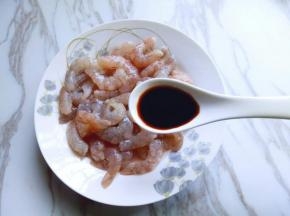 加入一勺生抽。