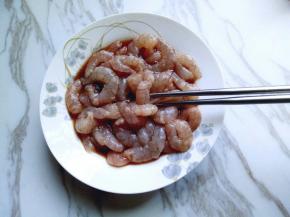用筷子搅拌均匀，放旁边腌制15分钟。