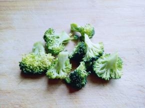 西兰花切小朵。