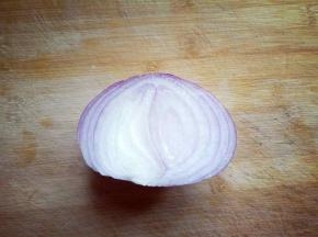 洋葱去皮，切一半就够了。