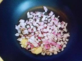 热锅冷油，将切好的洋葱倒入锅中中小火煸炒。