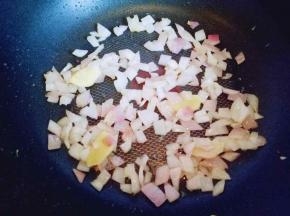 炒至洋葱发微黄。