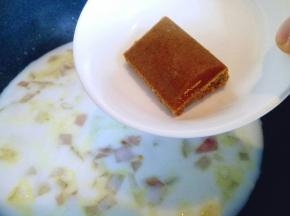 加入咖喱块，中小火烧开至咖喱块融化。用木铲铲一下锅底，避免咖喱黏在锅里糊锅。