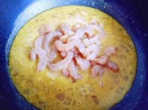 加入腌制好的虾仁。