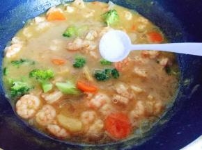 加入少许盐。(根据个人口味调味，可以先品尝一下，觉得味道不够再调味，一般用咖喱无需过多调味。)