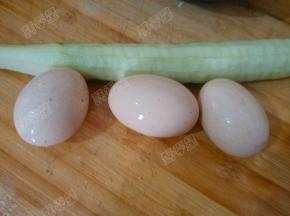 黄瓜去皮，鸡蛋洗净