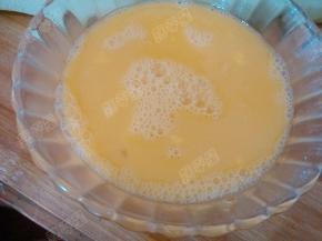 鸡蛋加入盐和料酒打散