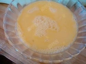 鸡蛋加入盐和料酒打散