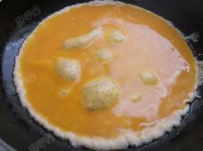 锅热油，倒入蛋液