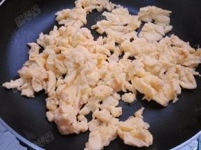 蛋液气泡凝固之后炒散盛出备用