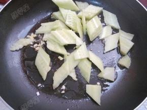 放入黄瓜快速翻炒