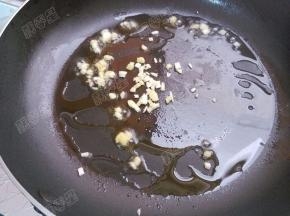 锅热油，爆香葱末