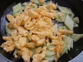 加入鸡蛋翻炒均匀