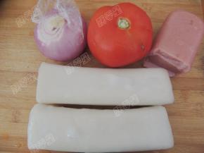 原料：洋葱，番茄，火腿，年糕