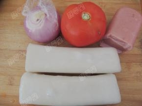 原料：洋葱，番茄，火腿，年糕
