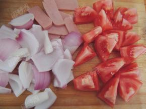 将洋葱火腿切片，番茄去皮切小块