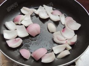 锅热油，放入洋葱煸出香味