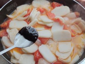 放入韩式辣酱翻炒均匀