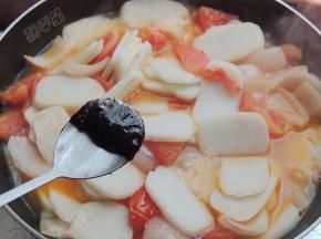 放入韩式辣酱翻炒均匀