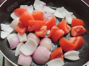 放入番茄翻炒至软