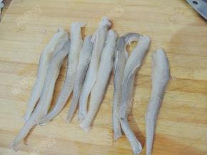 将龙头鱼清洗干净水分擦干