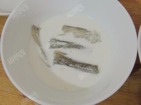 先将龙头鱼放入淀粉水中