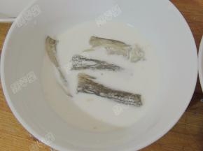 先将龙头鱼放入淀粉水中