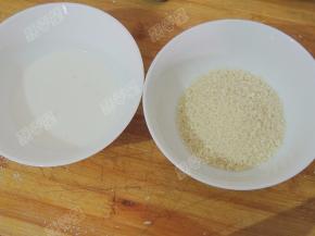 准备两个碗，分别翻入面包糠和淀粉水
