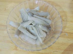 用盐和料酒腌制十分钟