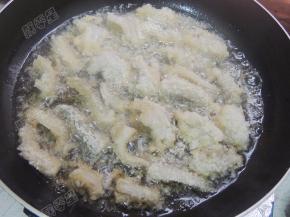 油温七成热时放入鱼段