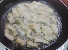 油温七成热时放入鱼段