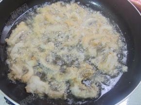 炸制焦黄即可