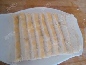 将鱼糕摆入盘中