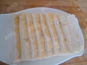 将鱼糕摆入盘中