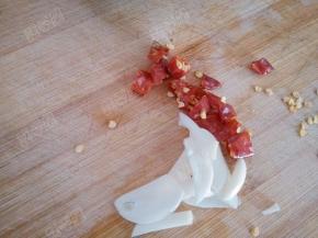 大蒜切片，干红辣椒切小段