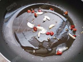 锅热油，爆香蒜瓣辣椒