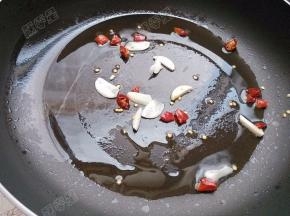 锅热油，爆香蒜瓣辣椒