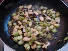 淋入适量水将蚕豆焖煮至熟