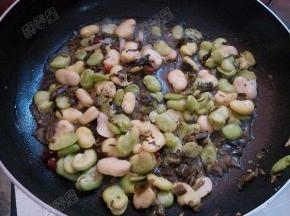 淋入适量水将蚕豆焖煮至熟