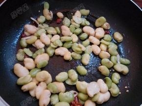 放入蚕豆翻炒