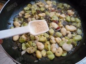 加入鸡精炒匀即可