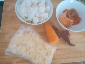 剩米饭一碗，辣白菜，胡萝卜，腊肉，马苏里拉芝士