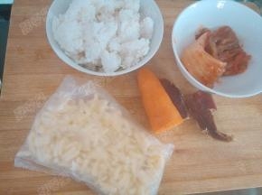 剩米饭一碗，辣白菜，胡萝卜，腊肉，马苏里拉芝士
