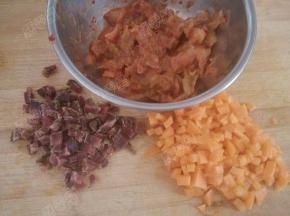 辣白菜，胡萝卜，腊肉分别切丁