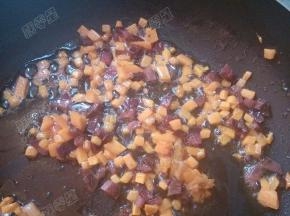 锅热油，放入腊肉和胡萝卜煸炒
