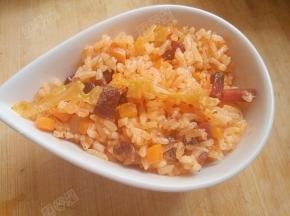 将炒好的米饭盛入烤碗中