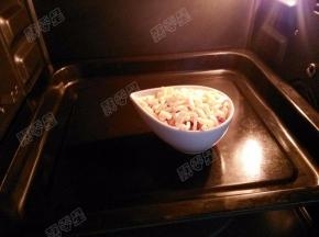 入烤箱 200度，10分钟，烤至芝士融化颜色发黄即可