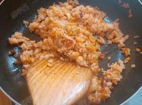 加入适量盐翻炒均匀