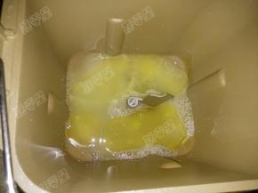 液体材料放入面包桶