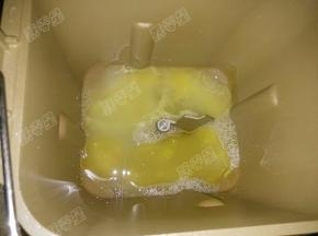 液体材料放入面包桶